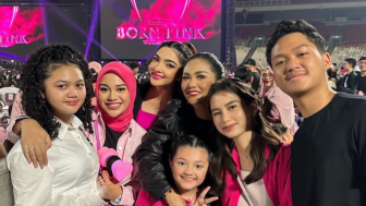 Dikabarkan Sudah Menikah, Azriel Hermansyah Malah Nonton Blackpink Bareng Cewek-Cewek Ini