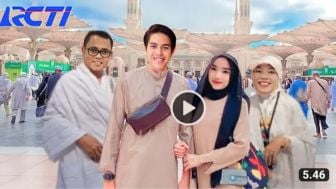 Cek Fakta: El Rumi & Fuji Sudah Sampai dengan Selamat, Intip Pertemuan Mereka di Tanah Suci Makkah