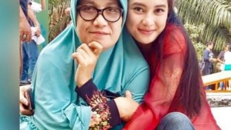 Ibu Indah Permatasari Mengaku Kebal Ilmu Sihir, Netizen: Tobat Bu