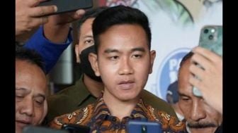 Gibran Pasang Foto Tentang Keturunan PKI, Ijazah Palsu dan Pencitraan, Ada Apa?