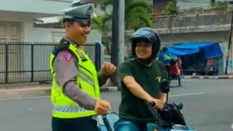 Viral! Berani Beda, Polisi Jogja Ini Joget TikTok di Tengah Jalan