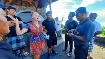 Melawan Hukum Adat Bali, Sepasang Turis Asal Polandia Dideportasi