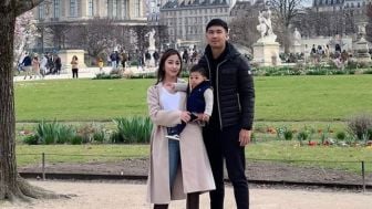 Nikita Willy Pamer Foto Family Goals saat Liburan, Warganet Heboh Sama Posenya: Jarang-Jarang Kayak Gini