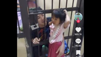 Bikin Mewek, Anak Ini Peluk dan Cium Ayah di Balik Sel Jeruji: Cinta Pertamanya