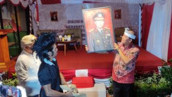 Musisi Engky Lalu, Beri Hadiah Lukisan ke Kepala BNPT Nasional