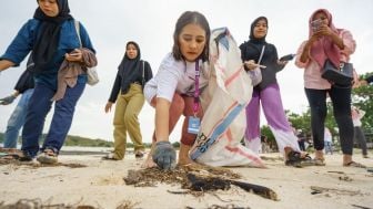 Keren dan Menginspirasi!! Prilly Latuconsina Ngabuburit Sambil Bersih-Bersih Pantai di Lombok