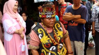 Agama Ibu Ida Dayak, Terkenal Karena Pengobatan Alternatif Tanpa Patok Harga