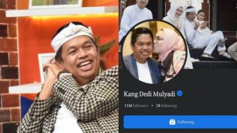 Foto Profil Facebook Kang Dedi Mulyadi Dicium Ambu Anne Belum Diganti, Ini Alasannya