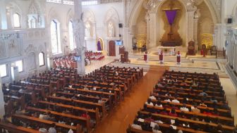 Puluhan Ribu Umat Katolik Penuhi Gereja Katedral Denpasar di Hari Jumat Agung