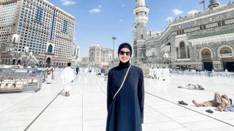 Nia Ramadhani Jalani Umrah Untuk Mendiang Ayah, Penampilannya Jadi Perbincangan