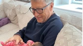 Bill Gates Pamer Gendong Cucu Pertama di Instagram, Sebut Tak Sabar Lakukan Ini