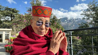 Viral Video Dalai Lama Diduga Lecehkan Bocah di Depan Publik