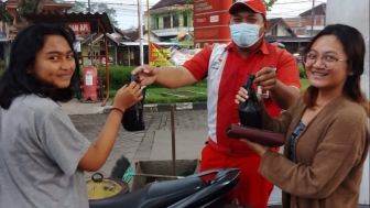 Pertamina Berbagi Takjil Serentak di SPBU Se-Jatimbalinus untuk Memperingati Nuzulul Quran