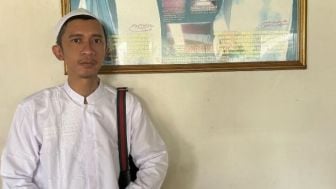 Sering Pakai Peci dan Sarung, Kini Penampilan Aming Berubah Sampai Dikira Pimpinan Pondok Pesantren