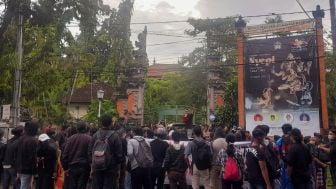 Breaking News! Aliansi Bali Menggugat Geruduk Gedung DPRD Bali, Tolak UU Cipta Kerja