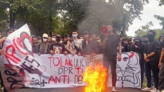 Demo UU Cipta Kerja, Aparat Lindungi DPR, Hajar Massa Aksi