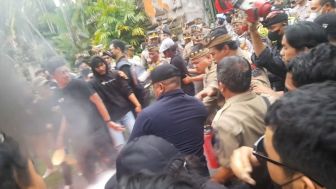 Breaking News! Tolak UU Cipta Kerja, Massa Aksi Aliansi Bali Menggugat Dipukul Aparat