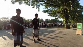 Tolenransi Beragama, Pecalang Bantu Jaga Sholat Idul Fitri di Denpasar