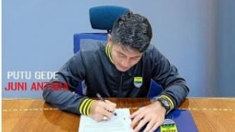 Beredar Foto Putu Gede Tanda Tangan Kontrak dengan Persib, Benarkah? Ini Faktanya