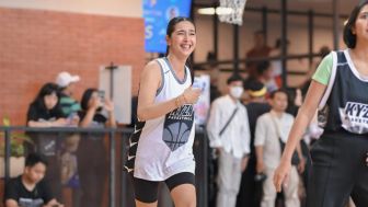 Mendadak Jadi Anak Basket, Inilah Potret Nabila Syakieb yang Selalu Terlihat Muda