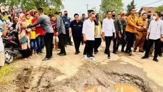 Temukan Jalan Rusak Lama Tak Diperbaiki? Presiden Joko Widodo: Laporkan ke Saya!