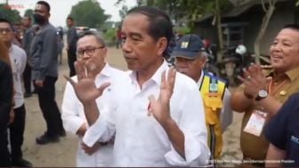 Saat Jokowi Kucurkan Rp800 M untuk Ambil Alih Perbaikan Jalan Rusak di Lampung, Gubernur Lampung Malah Tepuk Tangan