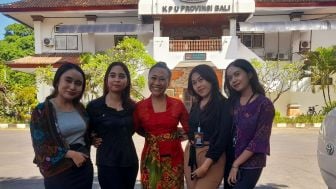 Datang ke KPU Bali, Niluh Djelantik Ungkap Alasan Pakai Kebaya Merah