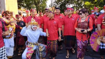 Wayan Koster Tuntun 55 Banteng Terbaik Daftarkan Diri Sebagai Bacaleg di KPU Bali