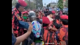 Viral Pengendara Motor Jadi Korban Main Hakim Sendiri Ormas Loreng Oranye, Warganet Sampai Geram