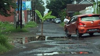 Lapor, Pak Jokowi! Jalan Rusak di Kabupaten Kelahiran Ganjar Pranowo Setara 2 Kali Jarak  Semarang-Solo