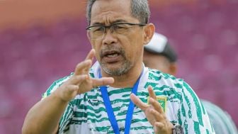 Tegaskan Keseriusan Pada Pemain Muda, Pelatih Persebaya Aji Santoso Dapat Tantangan Ini dari Bonek