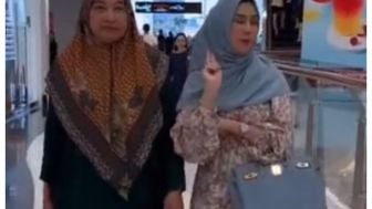 Mertua Syahnaz Jalan Bareng Amy Qanita, Netizen: Pura-pura Bahagia, Padahal Malu