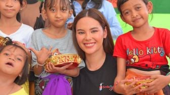 Miss Universe 2018 dan Duta Global Smile Train Beri Dukungan Kepada Anak-Anak Penderita Bibir Sumbing di Bali