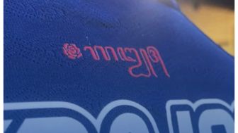 Momen Emosional, Arema FC Memakai Jersey Spesial dengan Simbol 135 saat Pertandingan Melawan Persib Bandung
