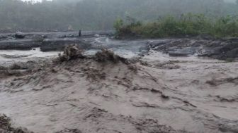 Detik-Detik Banjir Lahar Dingin Gunung Semeru Terjang Jembatan 150 Meter Hingga Putus