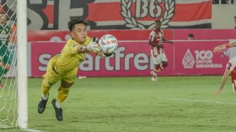 Kiper Persebaya Surabaya Ernando Ari Sampaikan Maaf Usai Gagal Bawa Timnas Indonesia U-23 Juara, Bonek Tak Kecewa