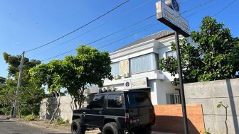 Lengkapi BB Kasus Penyegelan Kantor LABHI Bali, Polresta Sita Mobil Feroza Turah Mayun