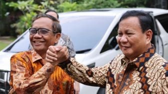 Foto Jabat Tangan Prabowo, Mahfud MD: Kita Sedang Menuju Sebuah Takdir