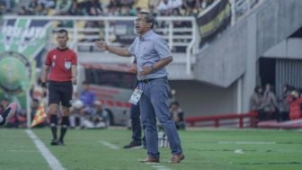 Tak Puas Performa Tim, Manajemen Persebaya Evaluasi Tim Pelatih Posisi Aji Santoso Terancam?