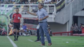 Jelang Kontra Persija Jakarta, Aji Santoso Terancam Out dari Persebaya Surabaya?