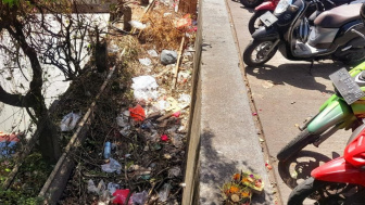 Bak Tak Terurus! Sampah Plastik Berserakan di Pasar Badung Denpasar