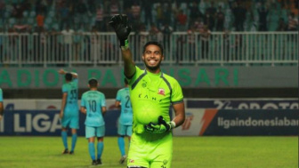 Bikin Curiga, Kiper Persita Tangerang Rendy Oscario Malah Full Senyum Setelah Blunder