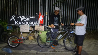 Dikawal Bonek, Warga Malang Ini Naik Sepeda ke Stadion Gelora Bung Tomo, Suarakan Keadilan untuk Tragedi Kanjuruhan