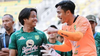 Persebaya Raih Kemenangan Pertama di Kandang, Bonek Puji Ernando Ari Karena ini