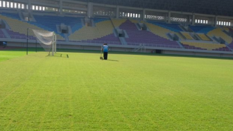 Cek Fakta: FIFA Dibikin Pusing, Rumput Stadion Manahan Menguning, Erick Thohir Malu?