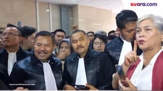 Jadi Tersangka, Kamaruddin Simanjuntak Dikawal Puluhan Pengacara Bertoga