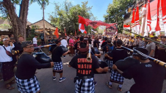 Minta Mulyadi Jadi Caleg, Ribuan Orang Tabanan Datangi DPD PDi P Bali, Dengan Kesenian Okokan