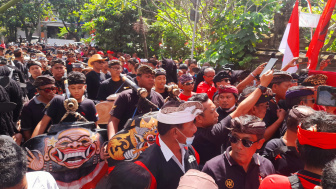 Breaking News: PDI Perjuangan Bali Bergejolak, DPC Tabanan Kepung Markas Banteng Bali