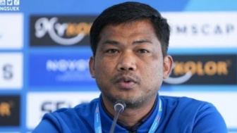 Pelatih Thailand Issara Sritaro Salahkan Rumput Usai Takluk dari Timnas Indonesia U-23, Warganet: Padahal yang Sering...