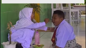 Bikin Nangis! Viral Momen Seorang Anak SD Suapi Temannya yang Disabilitas